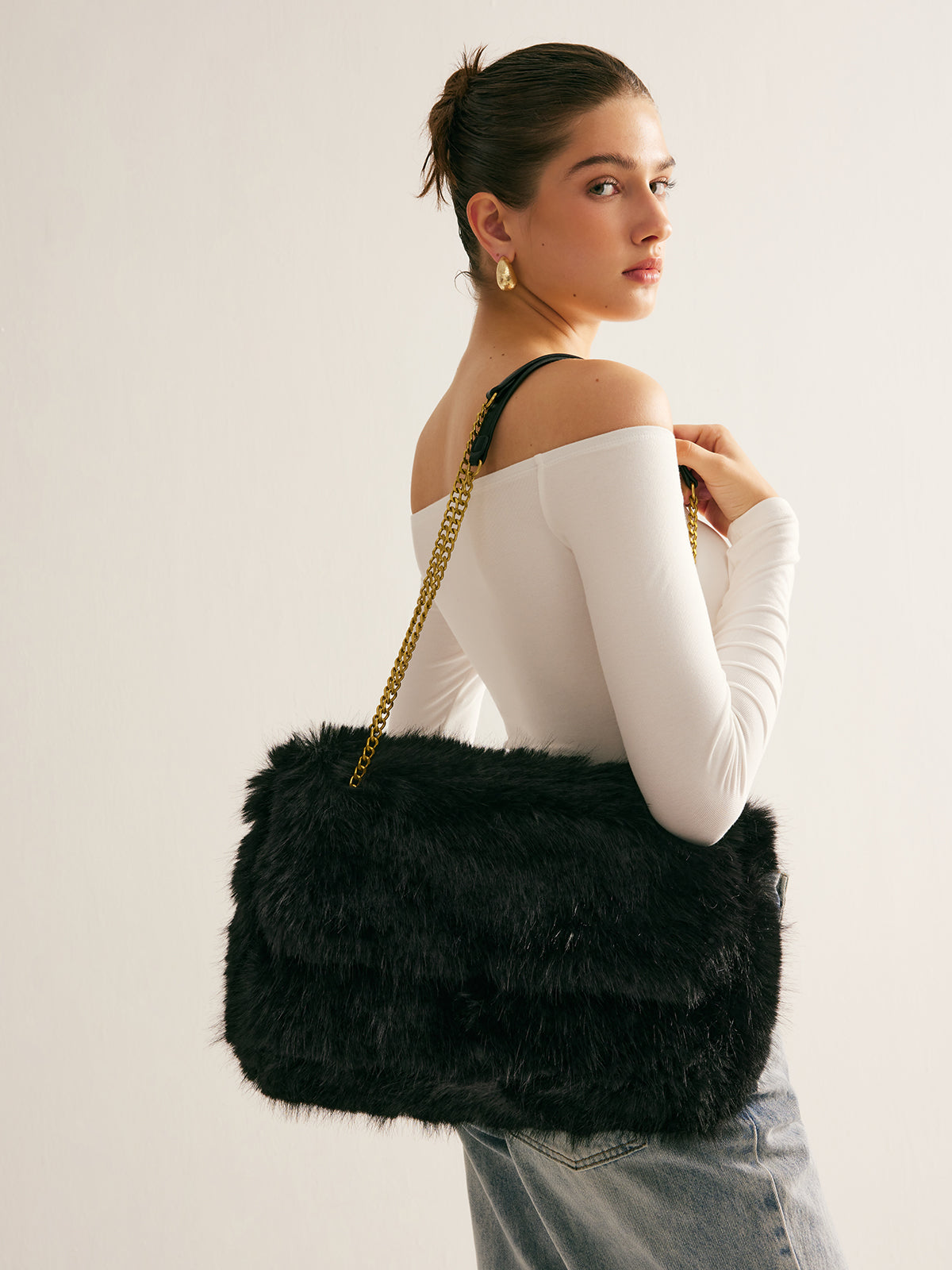 Faux Fur Chain Shoulder Bag – Black Elegance
